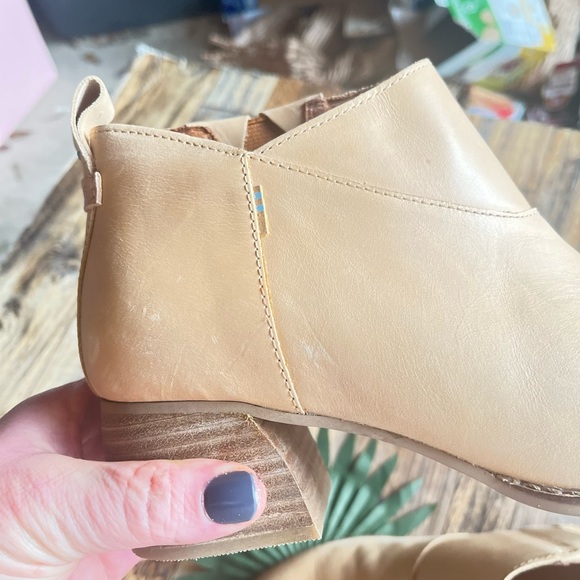 TOMS TAN BOOTIES SIZE 8 FAUX LEATHER  SLIP ON - Picture 13 of 13